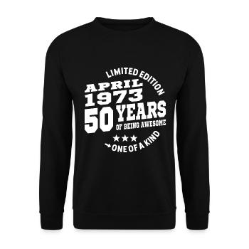 50 Jahre alt - Genial seit April 1973 - Unisex Pullover - Schwarz - Vorne - Alina (178cm) & Michal (187cm)