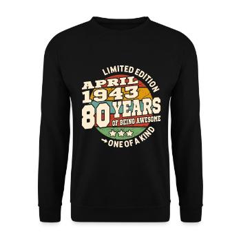 April 1943 geboren - 80 Jahre alt - Unisex Pullover - Schwarz - Vorne - Alina (178cm) & Michal (187cm)