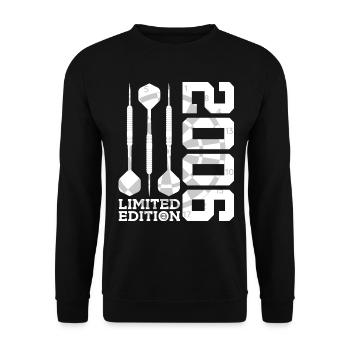 LIMITED EDITION 2006 DARTS 20. GEBURTSTAG - Unisex Pullover - Schwarz - Vorne - Alina (178cm) & Michal (187cm)