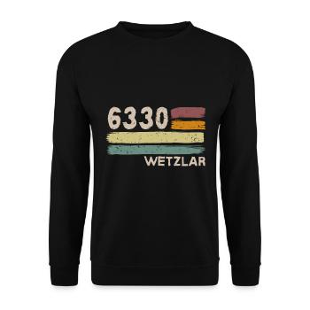 6330 Wetzlar Retro Postleitzahlen Alte PLZ Vintage - Unisex Pullover - Schwarz - Vorne - Alina (178cm) & Michal (187cm)