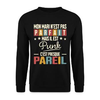 Humour Mari Pas Parfait Femme De Mari Punk - Sweat-shirt Unisexe - noir - Devant - Alina (178cm) & Michal (187cm)