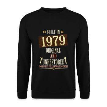 Built In The 1979 Original And Unrestored - Unisex Pullover - Schwarz - Vorne - Alina (178cm) & Michal (187cm)