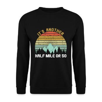 Another Mile Hike Hiker Mountain Camp Camping - Unisex Pullover - Schwarz - Vorne - Alina (178cm) & Michal (187cm)