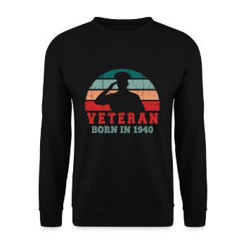 Age 82 Years Birth Year 1940 Proud Veterans Day - Unisex Pullover - Schwarz - Vorne - Alina (178cm) & Michal (187cm)