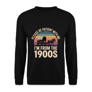 Bitte Sei Geduldig Mit Meinem Ich Bin Aus Dem - Unisex Pullover - Schwarz - Vorne - Alina (178cm) & Michal (187cm)