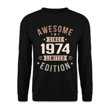 Original 1974 Vintage Vintage Birthday 1974 - Unisex Sweatshirt - black - Front - Alina (178cm) & Michal (187cm)