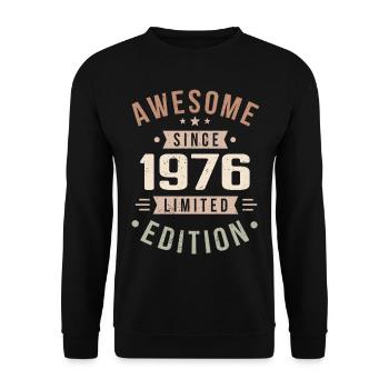 Original 1976 Vintage Vintage Birthday 1976 - Unisex Sweatshirt - black - Front - Alina (178cm) & Michal (187cm)