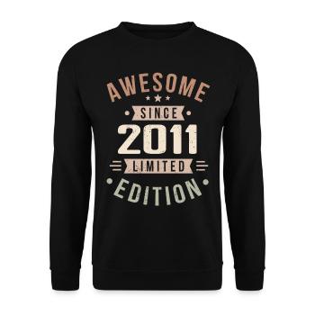Original 2011 Vintage Vintage Birthday 2011 - Unisex Sweatshirt - black - Front - Alina (178cm) & Michal (187cm)