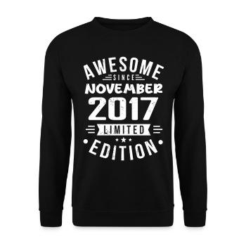 November 2017 Geschenkidee Legende November 2017 - Unisex Pullover - Schwarz - Vorne - Alina (178cm) & Michal (187cm)