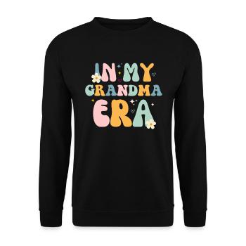 In My Grandma Era – Retro Vibes & Cozy Love - Unisex Pullover - Schwarz - Vorne - Alina (178cm) & Michal (187cm)