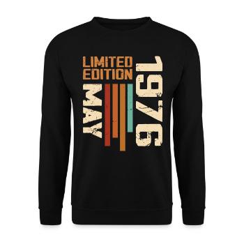 May 1976 Vintage Born In May 1976 Birthday - Unisex Sweatshirt - black - Front - Alina (178cm) & Michal (187cm)