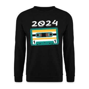 Kassette 2024 Jahrgang Jubiläum 2024 - Unisex Pullover - Schwarz - Vorne - Alina (178cm) & Michal (187cm)