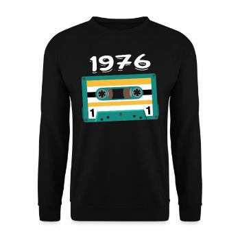 Kassette 1976 Jahrgang Jubiläum 1976 - Unisex Pullover - Schwarz - Vorne - Alina (178cm) & Michal (187cm)