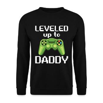 Leveled Up To Daddy Game Controller - Unisex Pullover - Schwarz - Vorne - Alina (178cm) & Michal (187cm)