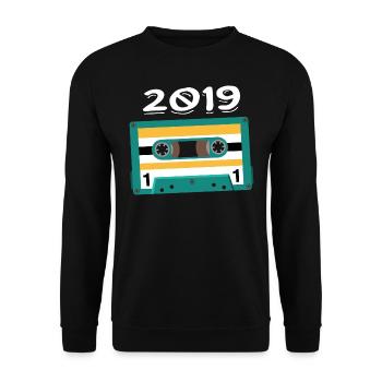 Kassette 2019 Jahrgang Jubiläum 2019 - Unisex Pullover - Schwarz - Vorne - Alina (178cm) & Michal (187cm)