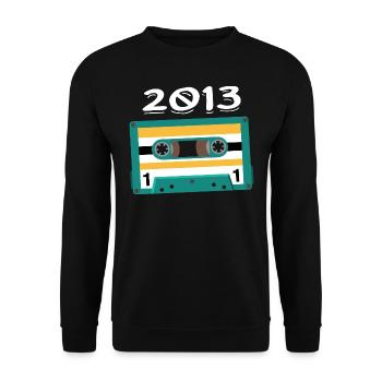 Kassette 2013 Jahrgang Jubiläum 2013 - Unisex Pullover - Schwarz - Vorne - Alina (178cm) & Michal (187cm)