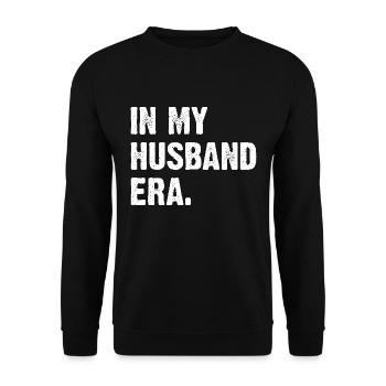 In My Husband Era - Unisex Pullover - Schwarz - Vorne - Alina (178cm) & Michal (187cm)
