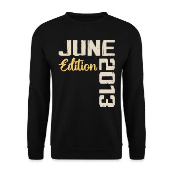 Born in June 2013 Gift June 2013 Birthday - Unisex Sweatshirt - black - Front - Alina (178cm) & Michal (187cm)