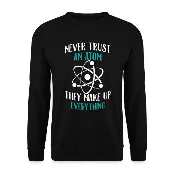 Traue niemals einem Atom - Unisex Pullover - Schwarz - Vorne - Alina (178cm) & Michal (187cm)