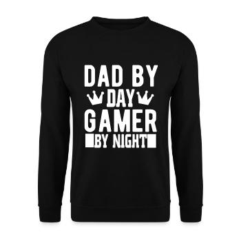 Dad By Day Gamer By Night - Lustiger Gamer Spruch - Unisex Pullover - Schwarz - Vorne - Alina (178cm) & Michal (187cm)