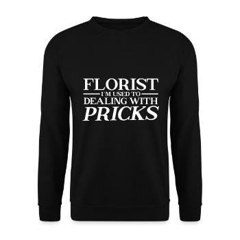 Florist Ich Bin Es Gewohnt Mit Stichen Umzugehen - Unisex Pullover - Schwarz - Vorne - Alina (178cm) & Michal (187cm)