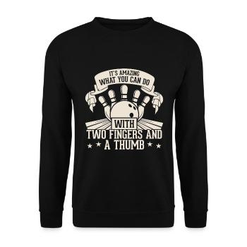 Es Ist Erstaunlich Was Man Mit Zwei Fingern - Unisex Pullover - Schwarz - Vorne - Alina (178cm) & Michal (187cm)