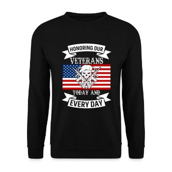 Wir ehren unsere Veteranen, heute und jeden Tag. - Unisex Pullover - Schwarz - Vorne - Alina (178cm) & Michal (187cm)