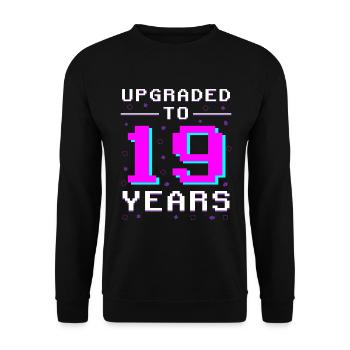 Gamer Jahrgang 19: Retro Spielmeister - Unisex Pullover - Schwarz - Vorne - Alina (178cm) & Michal (187cm)