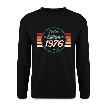 1976 - Klassiker Limited Retro Edition - Unisex Pullover - Schwarz - Vorne - Alina (178cm) & Michal (187cm)