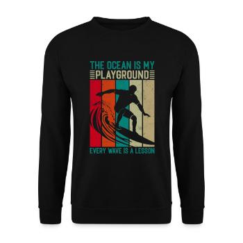 Der Ozean ist mein Spielplatz; Jede Welle ist eine Lektion - Unisex Pullover - Schwarz - Vorne - Alina (178cm) & Michal (187cm)