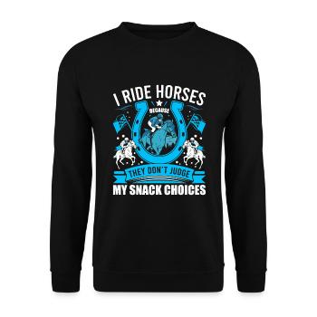 Ich reite Pferde, weil sie meine Snacks nicht beurteilen - Unisex Pullover - Schwarz - Vorne - Alina (178cm) & Michal (187cm)