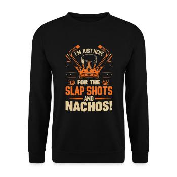 Ich bin nur wegen der Slap Shots und Nachos hier! - Unisex Pullover - Schwarz - Vorne - Alina (178cm) & Michal (187cm)
