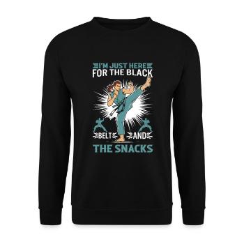 Ich bin nur wegen des schwarzen Gürtels und der Snacks hier! - Unisex Pullover - Schwarz - Vorne - Alina (178cm) & Michal (187cm)