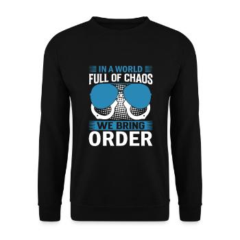 In einer Welt voller Chaos bringen wir Ordnung. - Unisex Pullover - Schwarz - Vorne - Alina (178cm) & Michal (187cm)