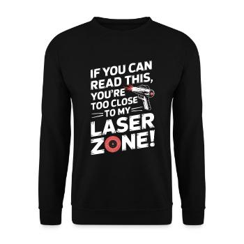 Wenn du das lesen kannst, bist du zu nah an meinem Laser - Unisex Pullover - Schwarz - Vorne - Alina (178cm) & Michal (187cm)