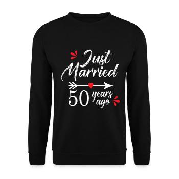 Hochzeitstag 50 Jahre Seit 50 Jahren verheiratet - Unisex Pullover - Schwarz - Vorne - Alina (178cm) & Michal (187cm)