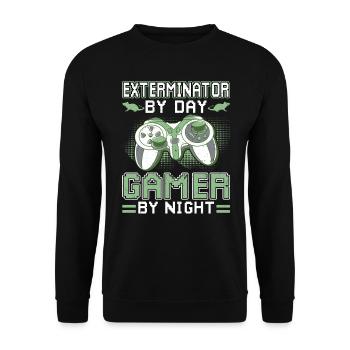 Kammerjäger Bei Tag Gamer Bei Nacht - Unisex Pullover - Schwarz - Vorne - Alina (178cm) & Michal (187cm)
