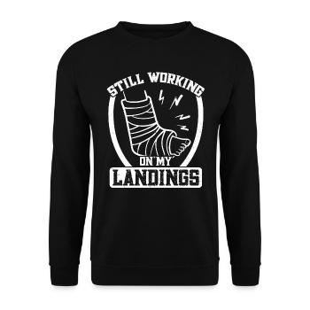 Ich Arbeite Immer Noch An Meinen Landungen - Unisex Pullover - Schwarz - Vorne - Alina (178cm) & Michal (187cm)