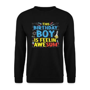 Dieses Geburtstagskind Hat Immer Eine Lösung - Unisex Pullover - Schwarz - Vorne - Alina (178cm) & Michal (187cm)