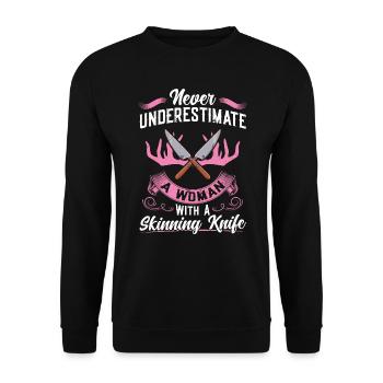 Never Underestimate A Woman With A Skinning Knife - Unisex Pullover - Schwarz - Vorne - Alina (178cm) & Michal (187cm)