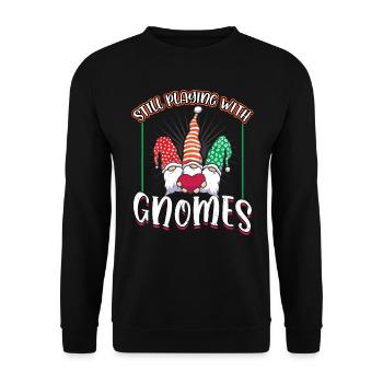 Still Playing With My Gnomes - Gnome Gardening - Unisex Pullover - Schwarz - Vorne - Alina (178cm) & Michal (187cm)
