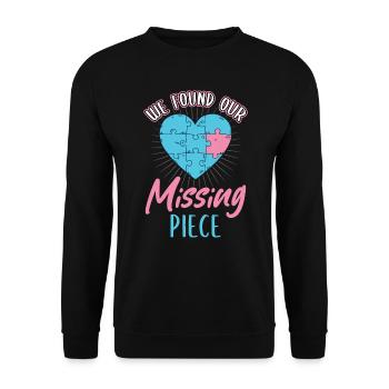 Wir Haben Unser Fehlendes Stück Gefunden Adoption - Unisex Pullover - Schwarz - Vorne - Alina (178cm) & Michal (187cm)