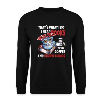 Eule mit heißem Tee Gemütlich ein Buch lesen - Unisex Pullover - Schwarz - Vorne - Alina (178cm) & Michal (187cm)
