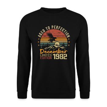 The legends were born in December 1982 - 1982 - Unisex Sweatshirt - black - Front - Alina (178cm) & Michal (187cm)