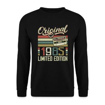 Jahrgang 1985 Retro 1985 Geburtstagsgeschenk - Unisex Pullover - Schwarz - Vorne - Alina (178cm) & Michal (187cm)