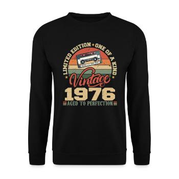 Jahrgang 1976 Retro 1976 Geburtstagsgeschenk - Unisex Pullover - Schwarz - Vorne - Alina (178cm) & Michal (187cm)