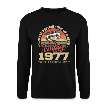 Jahrgang 1977 Retro Geburtstagsgeschenk 1977 - Unisex Pullover - Schwarz - Vorne - Alina (178cm) & Michal (187cm)