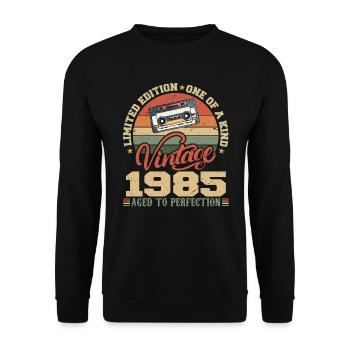 Jahrgang 1985 Retro 1985 Geburtstagsgeschenk - Unisex Pullover - Schwarz - Vorne - Alina (178cm) & Michal (187cm)