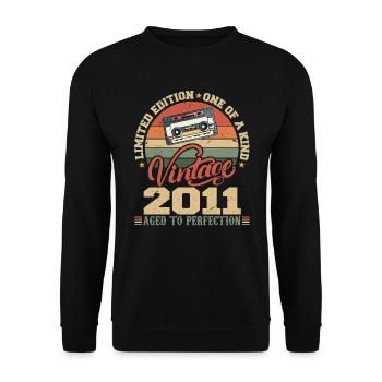 Vintage 2011 Cadeau D'anniversaire Retro 2011 - Sweat-shirt Unisexe - noir - Devant - Alina (178cm) & Michal (187cm)
