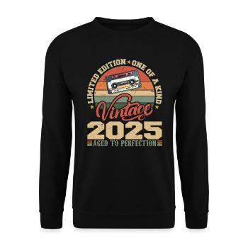Jahrgang 2025 Retro Geburtstagsgeschenk 2025 - Unisex Pullover - Schwarz - Vorne - Alina (178cm) & Michal (187cm)
